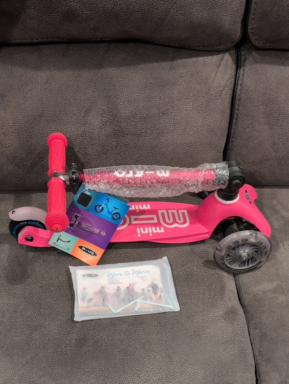 Micros Mini Deluxe Pink 3-Wheel Kids Scooter